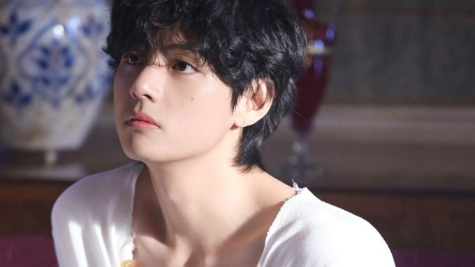 Kim Taehyung V 680x383 1 10 Most Handsome Men in the World 2026: Global Rankings